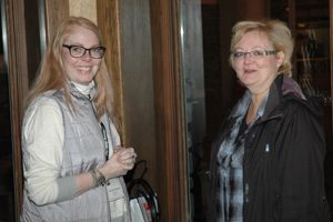 Annemarie Pedersen (left), speaks with Barb Glen, Western Producer journalist.